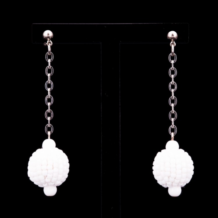 Жіночі сережки на ланцюжку та бісеру круглої форми білого кольору Jablonec